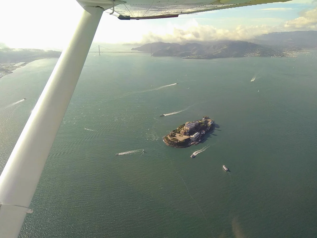 La isla de Alcatraz desde el aire en una C182