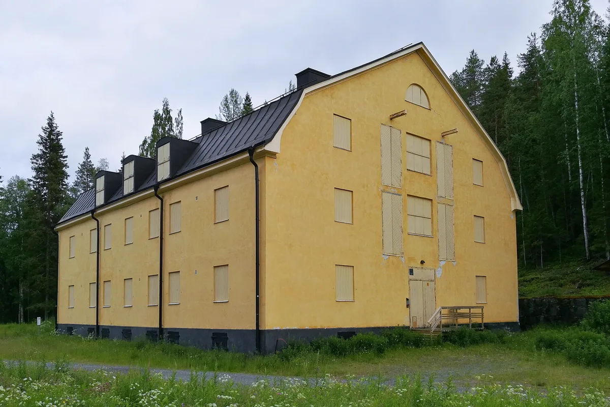 Fläskmagasinet, sommaren 2017. Byggnaden som tillhörde intendenturen i Boden uppfördes 1917 och användes som magasin för livsmedel, främst fläsk, därav namnet. Byggnaden ligger vid foten av Paglaberget, nedanför bergets 