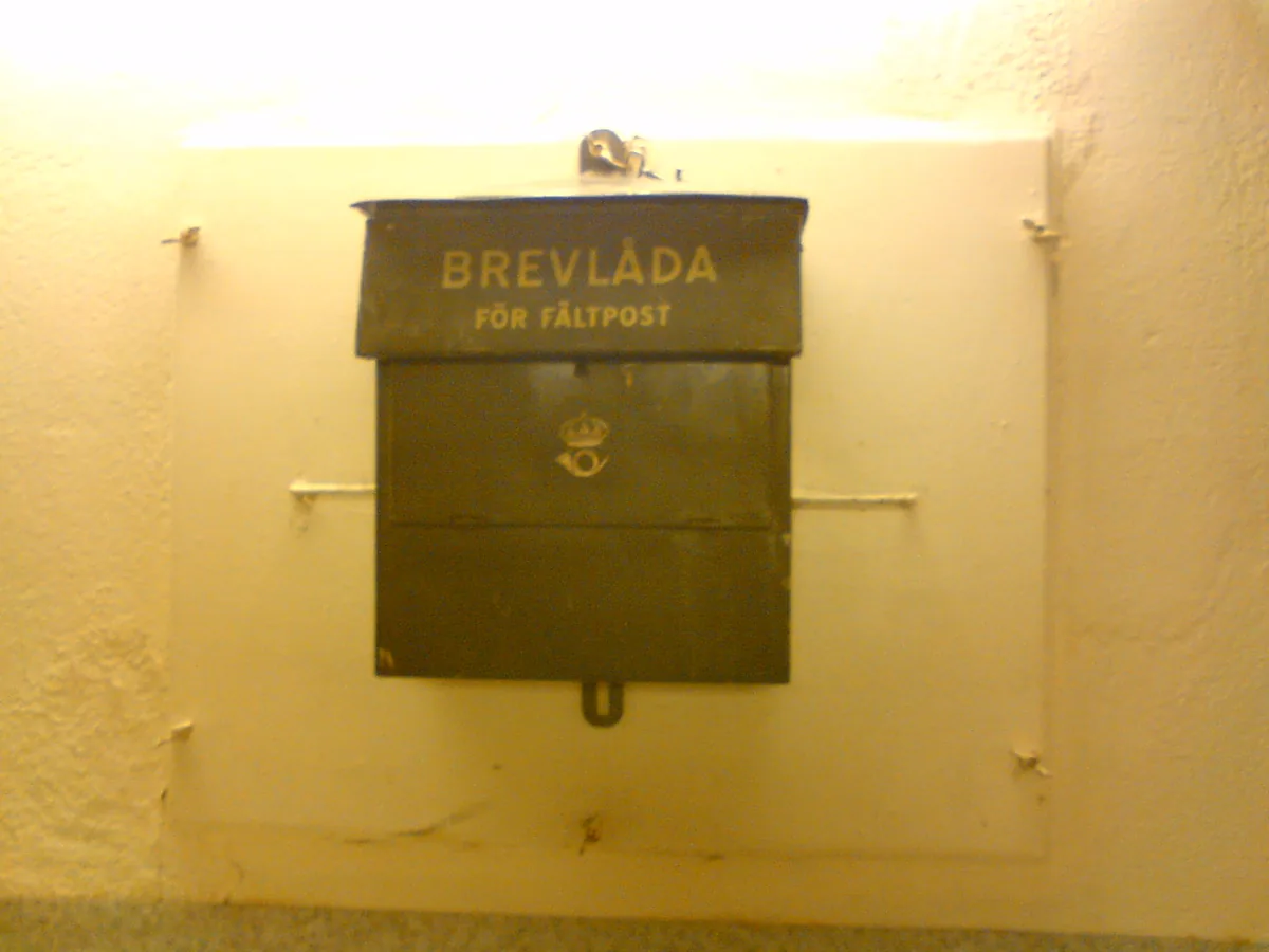 Fältpostbrevlåda i Hemsö fästning. Eng: Military mail box inside Fort Hemsö.