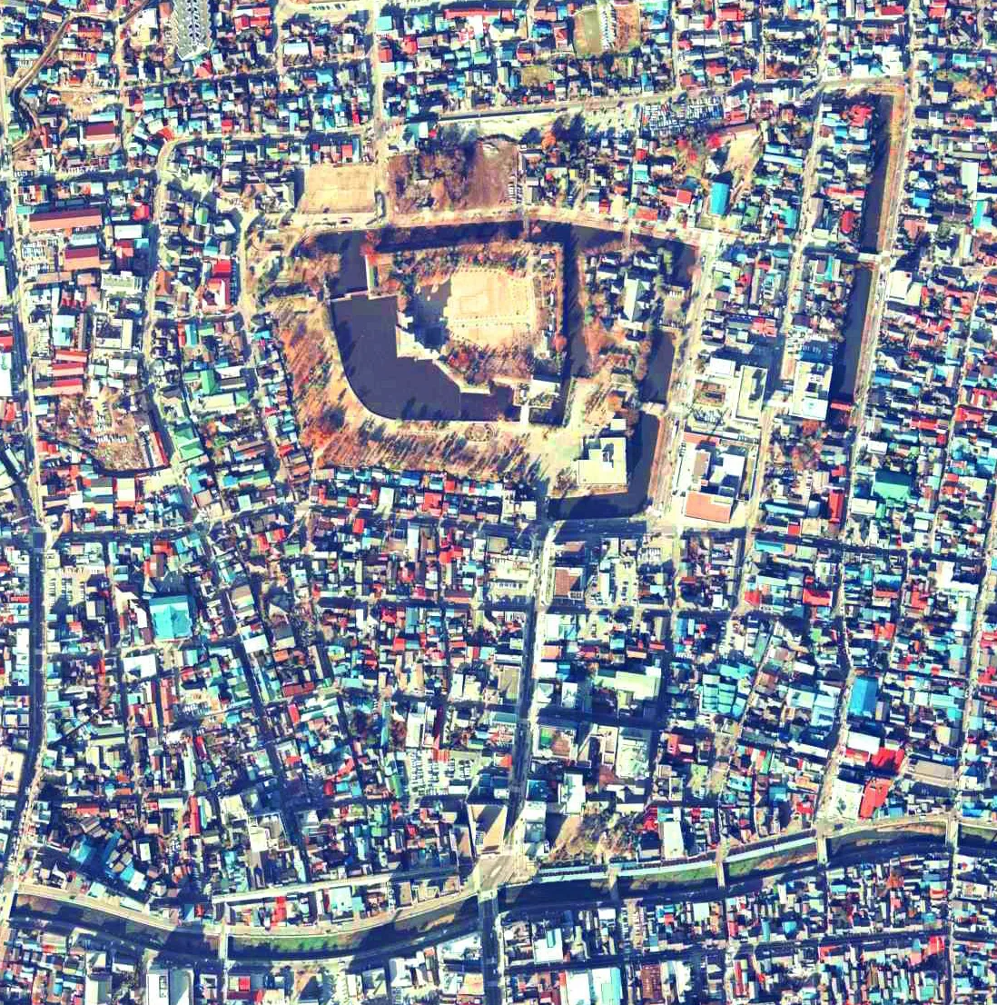 松本城上空の空中写真。国土交通省の空中写真ccb-75-15_c8_11から作成。