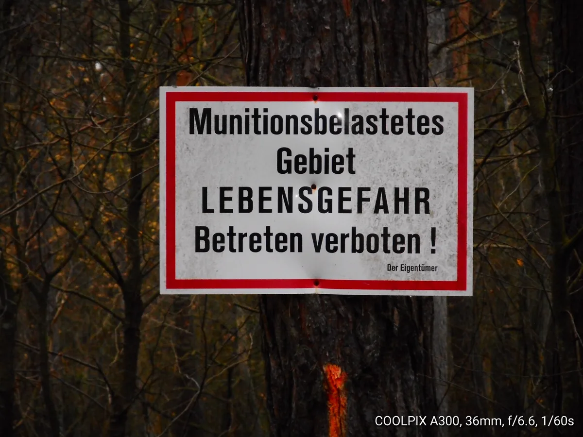 Achtungsschild Munitionsbelastetes Gebiet in Peenemünde . Beschriftung: Munitionsbelastetes Gebiet LEBENSGEFAHR Betreten verboten!
