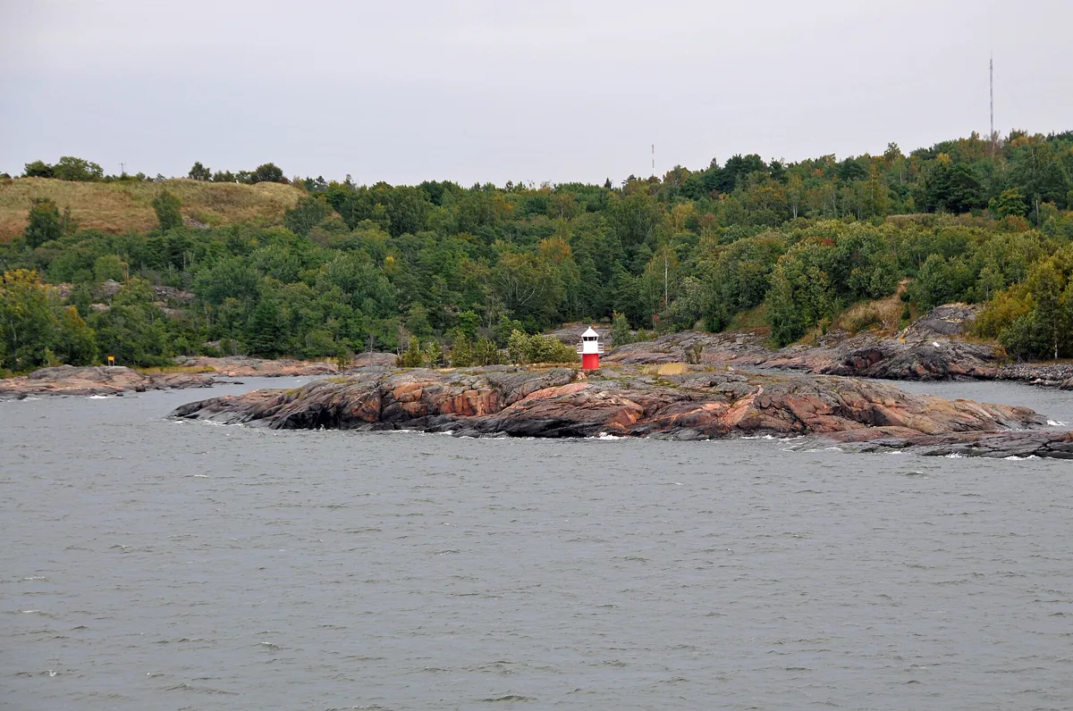 At the entrance of Helsinki Harbour The construction date of this light is unknown. It is a 5m (17ft) high, round concrete tower with lantern and gallery. The tower is painted red, lantern and gallery white. Located on R